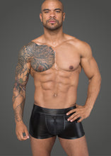 Laden Sie das Bild in den Galerie-Viewer, Herrenshorts aus Powerwetlook und 3D-Netz - Weiblichkeit mit Stil