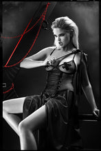 Load image into Gallery viewer, schwarzes Set aus BH und Damenrock - Weiblichkeit mit Stil