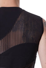 Load image into Gallery viewer, schwarzes Herrenshirt - Weiblichkeit mit Stil