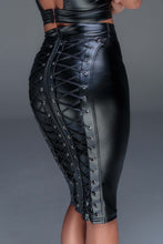 Load image into Gallery viewer, schwarzes Damenrock, in Übergrößen - Weiblichkeit mit Stil