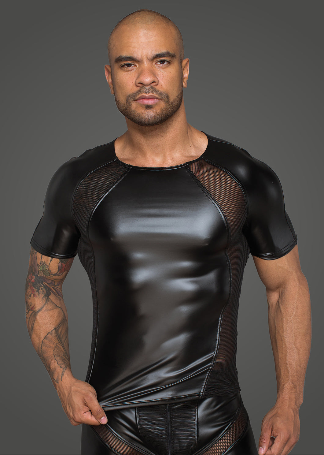 Herrenshirt aus Powerwetlook mit 3D Netzeinsätzen - Weiblichkeit mit Stil